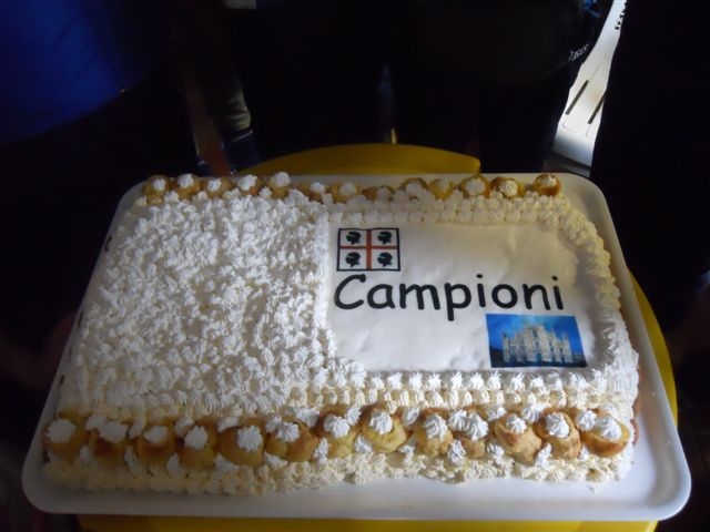 Primo piano della torta con stemma Sardo e Duomo di Milano e la scritta CAMPIONI in mezzo............ La torta era anche molto buona................. 